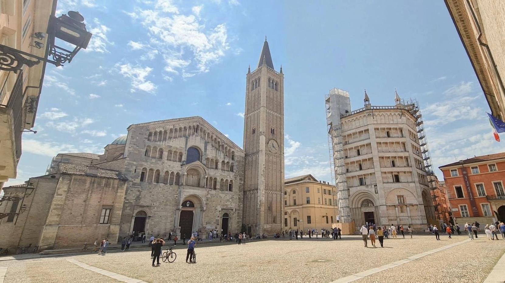 Luxury 5 Al Duomo Di Parma Apartment Luaran gambar